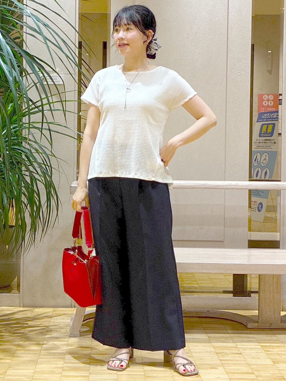 ホワイト系のTシャツ/カットソー、ブルー系のその他パンツ、レッド系のトートバッグを着用したレディースの夏コーディネートの9枚目の写真