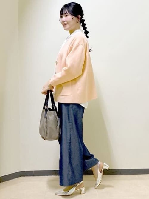 オレンジ系のカーディガン/ボレロ、ホワイト系のシャツ/ブラウス、ブルー系のその他パンツを着用したレディースの冬コーディネートの2枚目の写真
