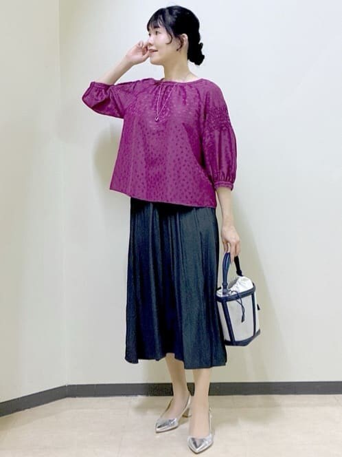 ピンク系のシャツ/ブラウス、グレー系のその他パンツ、ブルー系のショルダーバッグを着用したレディースの冬コーディネートの7枚目の写真