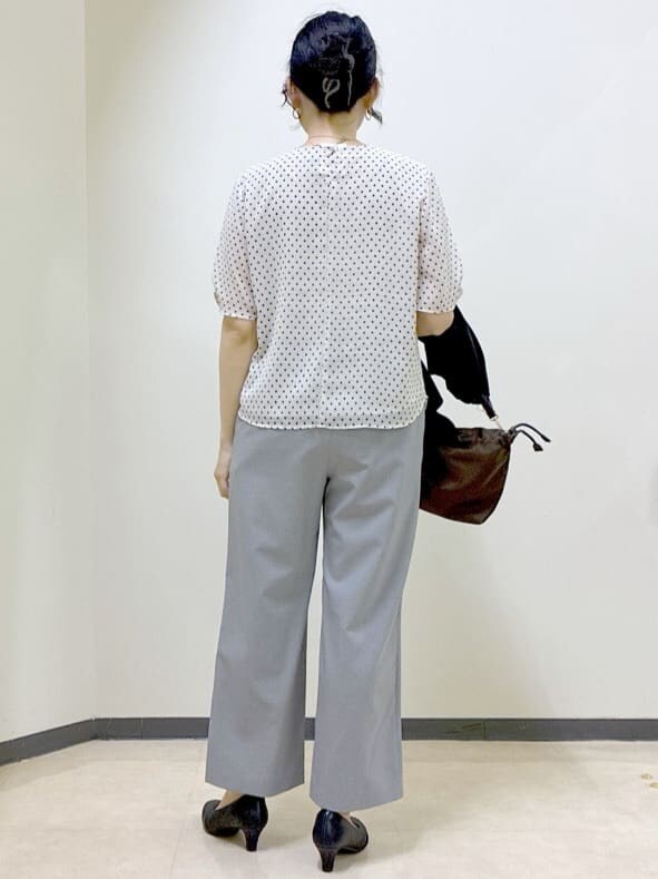 ベージュ系のシャツ/ブラウス、ブラック系のブルゾン、グレー系のその他パンツを着用したレディースの秋コーディネートの3枚目の写真