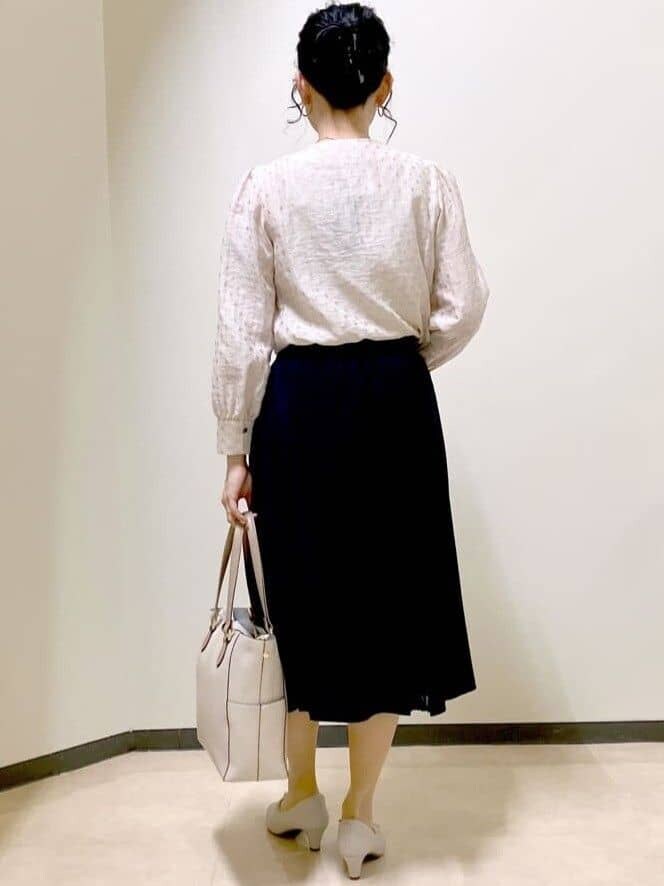 ベージュ系のシャツ/ブラウス、ブルー系のスカート、ベージュ系のテーラードジャケットを着用したレディースの春コーディネートの3枚目の写真