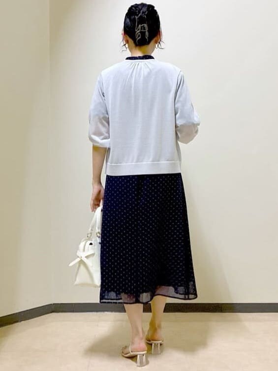 ブルー系のワンピース、グレー系のカーディガン/ボレロ、ホワイト系のトートバッグを着用したレディースの夏コーディネートの3枚目の写真