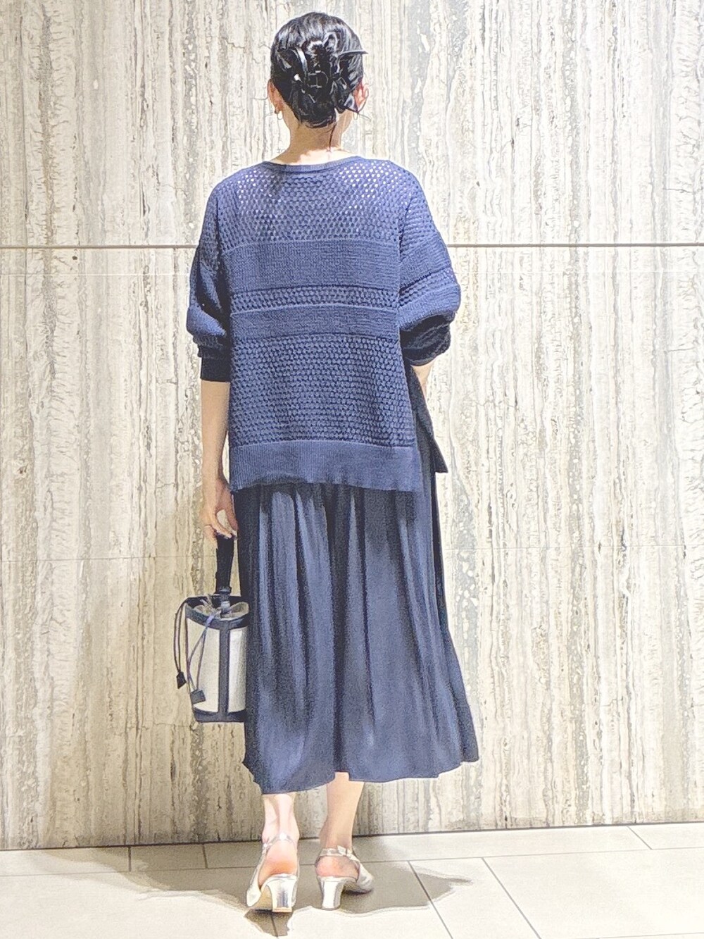 ブルー系のニット/セーター、ベージュ系のタンクトップ、ブルー系のその他パンツを着用したレディースの夏コーディネートの3枚目の写真
