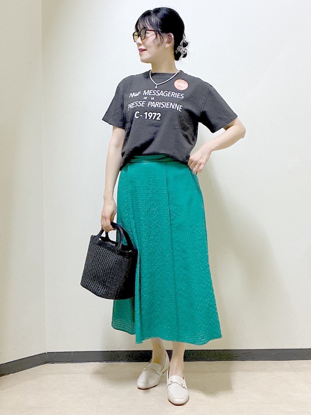 グレー系のTシャツ/カットソー、グリーン系のスカート、ベージュ系のノーカラージャケットを着用したレディースの春コーディネートの6枚目の写真