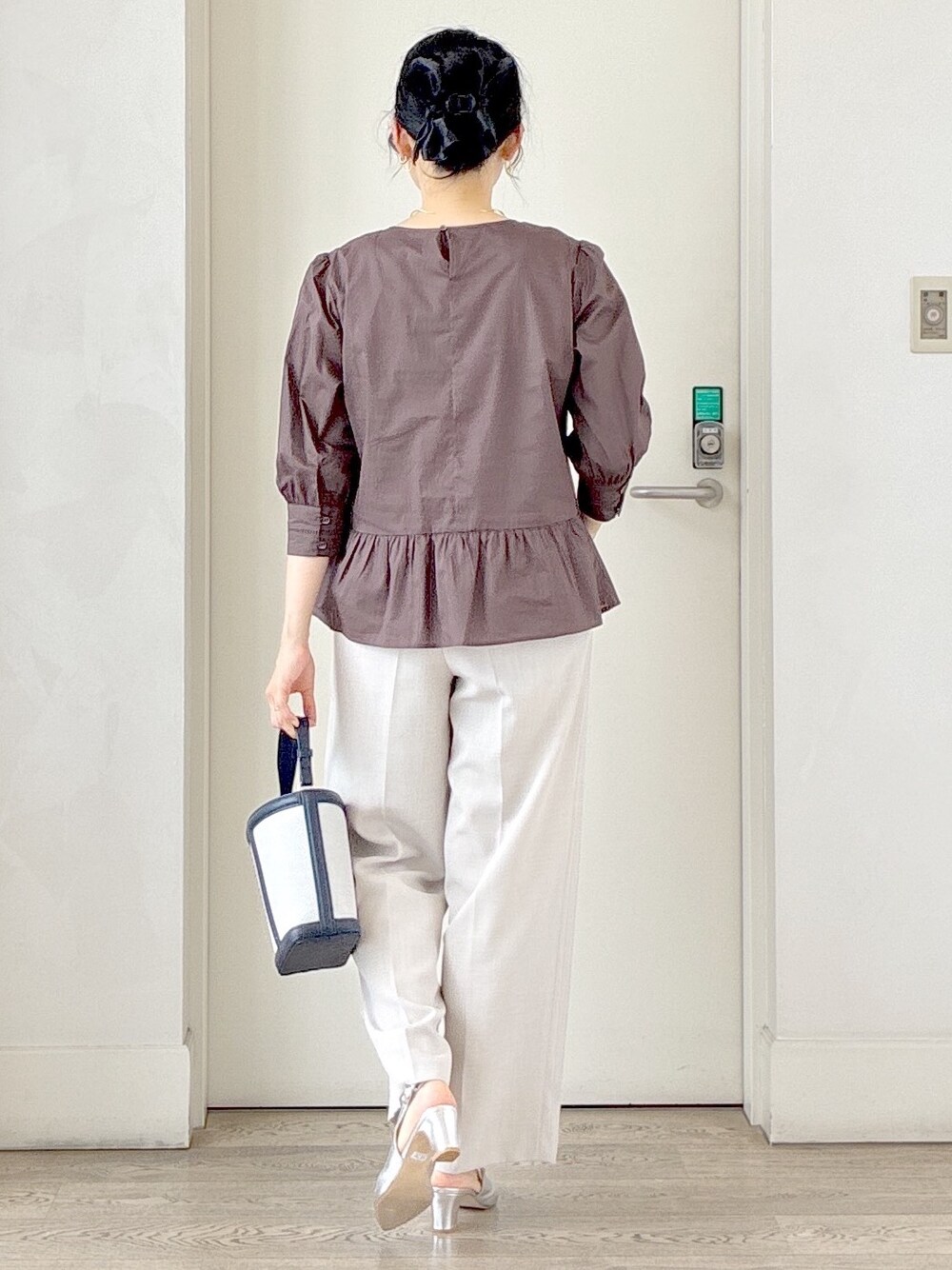 ブラウン系のシャツ/ブラウス、ベージュ系のその他パンツ、ブルー系のショルダーバッグを着用したレディースの夏コーディネートの3枚目の写真