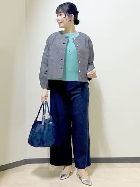 グレー系のノーカラージャケット、グリーン系のニット/セーター、ブルー系のその他パンツを着用したレディースの冬コーディネートの5枚目の写真