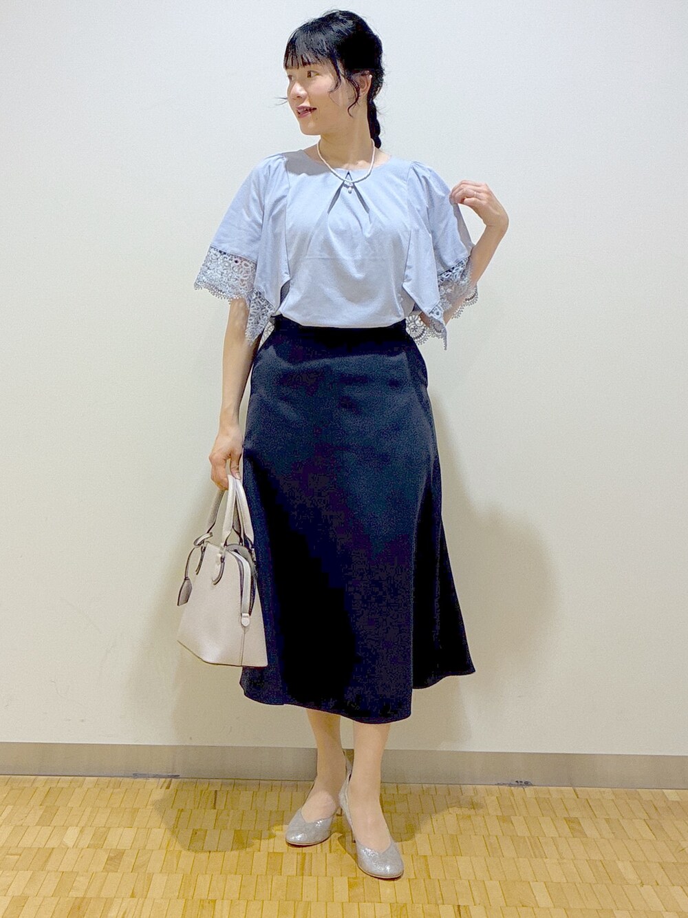 ホワイト系のカーディガン/ボレロ、ブルー系のTシャツ/カットソー、ブルー系のスカートを着用したレディースの春コーディネートの6枚目の写真