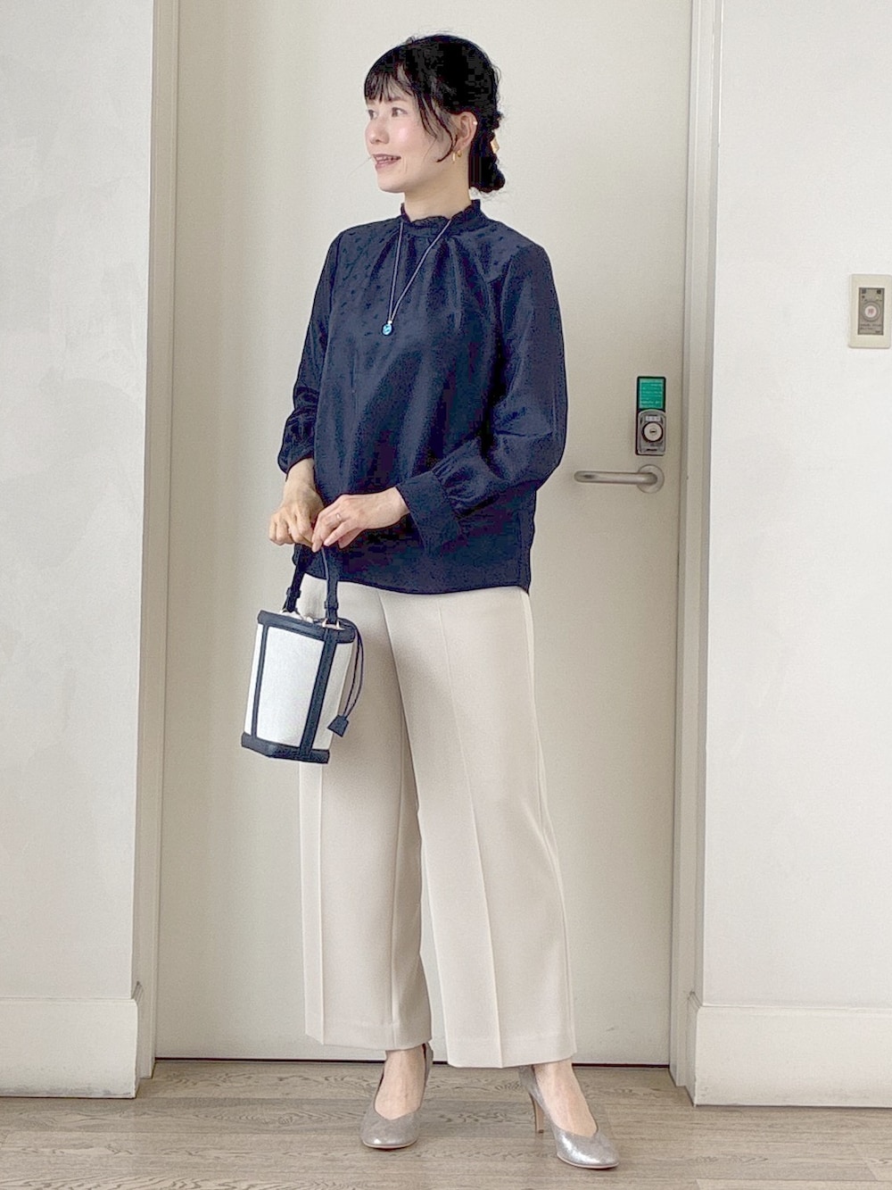 ブルー系のシャツ/ブラウス、ベージュ系のその他パンツ、ブルー系のショルダーバッグを着用したレディースの夏コーディネートの9枚目の写真