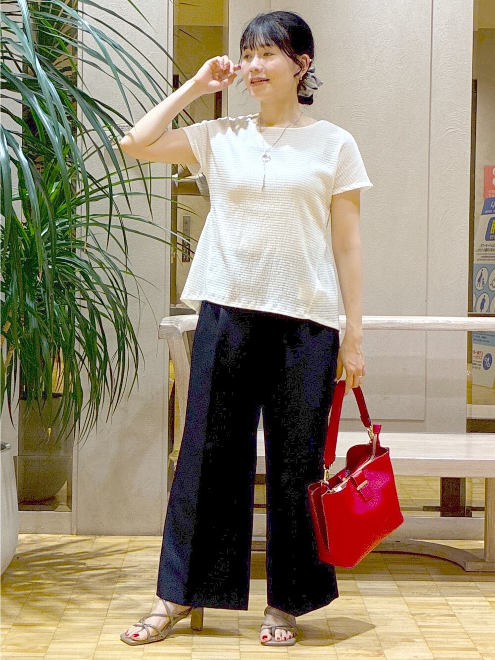 ホワイト系のTシャツ/カットソー、ブルー系のその他パンツ、レッド系のトートバッグを着用したレディースの夏コーディネートの6枚目の写真