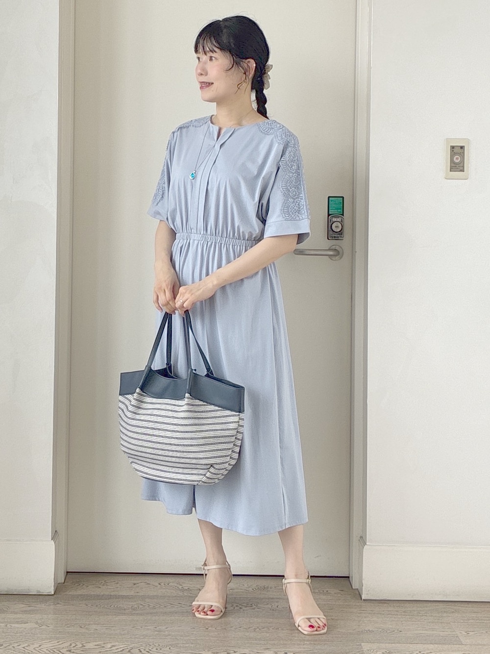 ブルー系のノーカラージャケット、ブルー系のトートバッグ、ホワイト系のトートバッグを着用したレディースの夏コーディネートの7枚目の写真