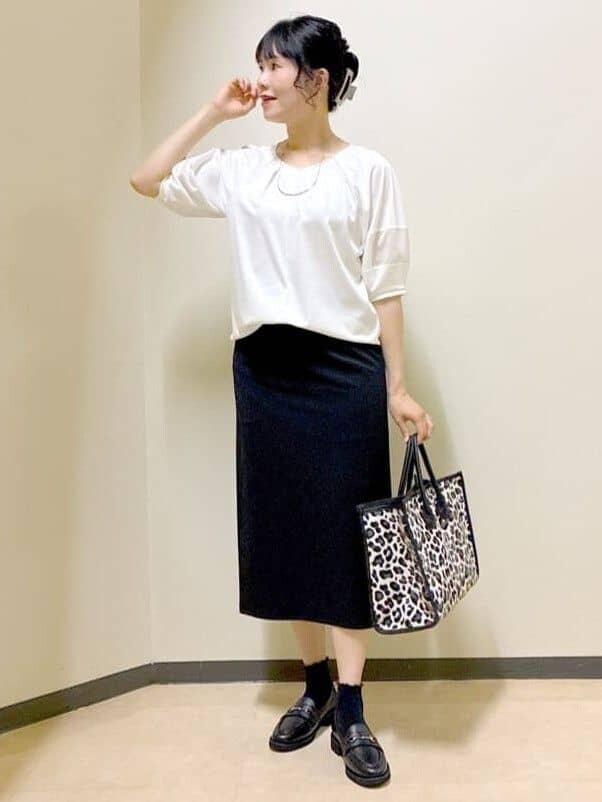 ホワイト系のTシャツ/カットソー、ブラック系のスカート、ブラウン系のスカートを着用したレディースの夏コーディネートの6枚目の写真