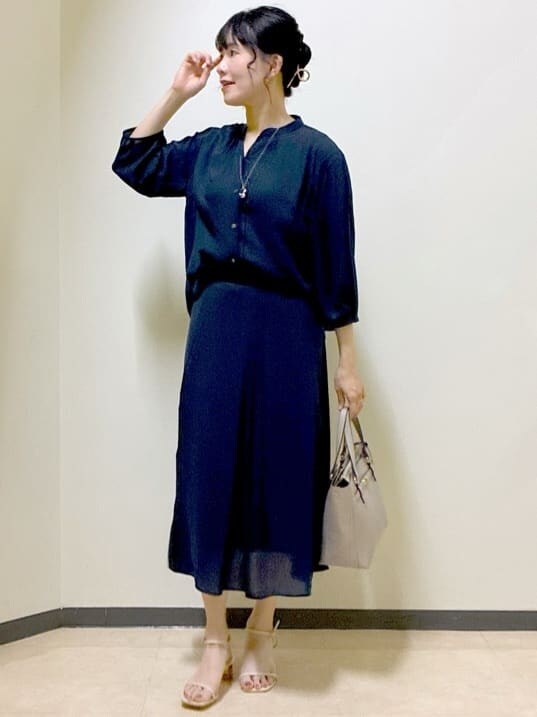 ブルー系のシャツ/ブラウス、ブルー系のスカート、ベージュ系のニット/セーターを着用したレディースの夏コーディネートの8枚目の写真