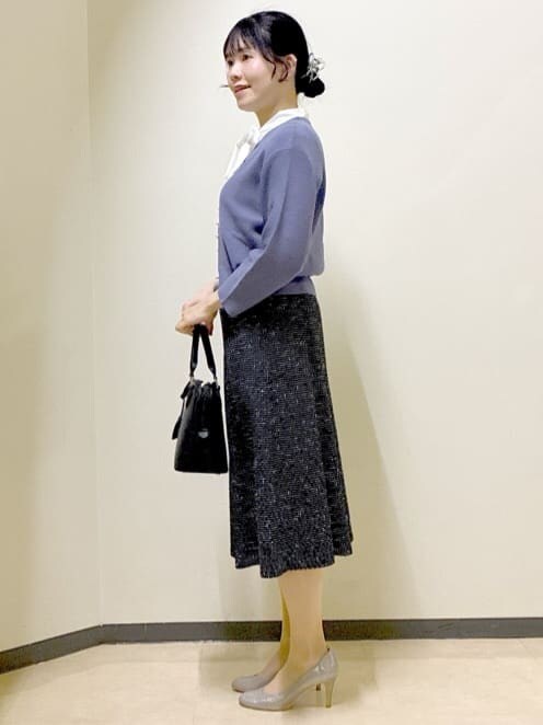 ブルー系のカーディガン/ボレロ、ホワイト系のシャツ/ブラウス、ブラック系のスカートを着用したレディースの冬コーディネートの2枚目の写真