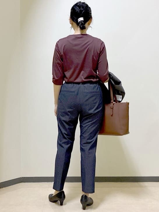 ブラウン系のTシャツ/カットソー、ブラウン系のテーラードジャケット、ブルー系のその他パンツを着用したレディースの秋コーディネートの3枚目の写真