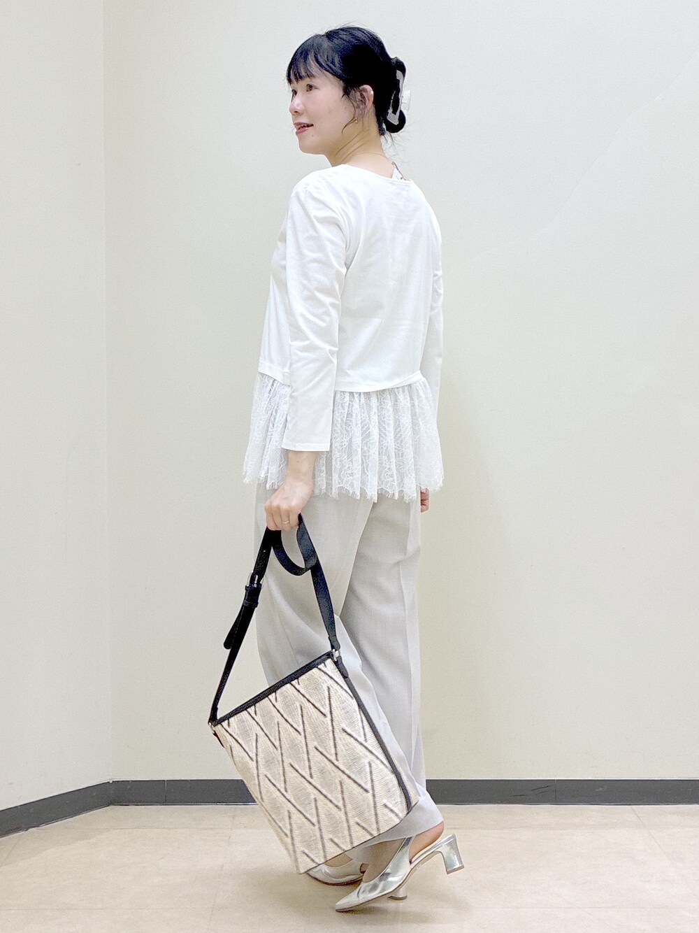 ブラック系のカーディガン/ボレロ、ホワイト系のTシャツ/カットソー、ベージュ系のその他パンツを着用したレディースの春コーディネートの9枚目の写真