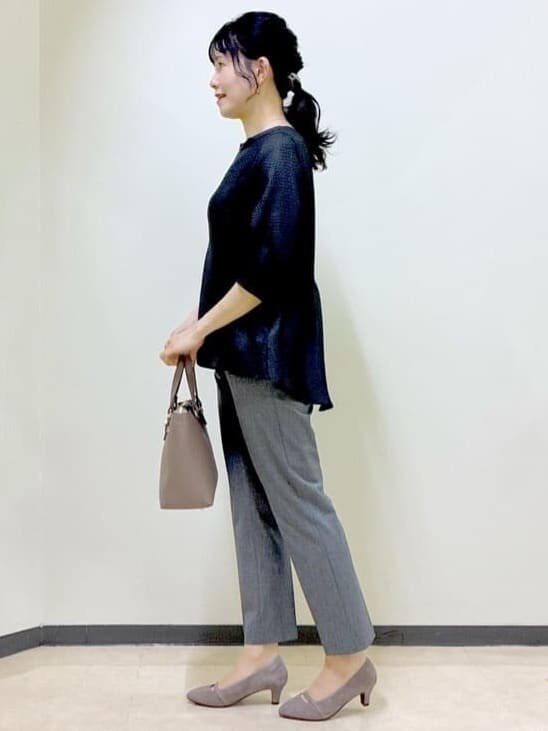 ブラック系のシャツ/ブラウス、ブラック系のその他パンツ、ブルー系のTシャツ/カットソーを着用したレディースの秋コーディネートの2枚目の写真