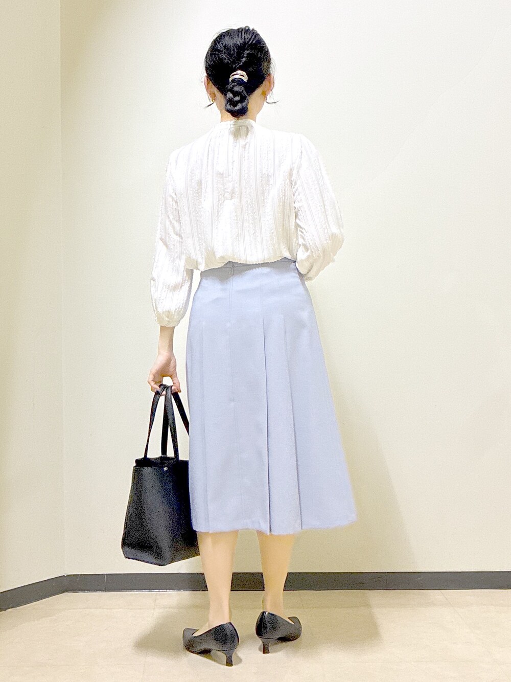 ホワイト系のシャツ/ブラウス、ブルー系のスカート、ブルー系のノーカラージャケットを着用したレディースの春コーディネートの3枚目の写真