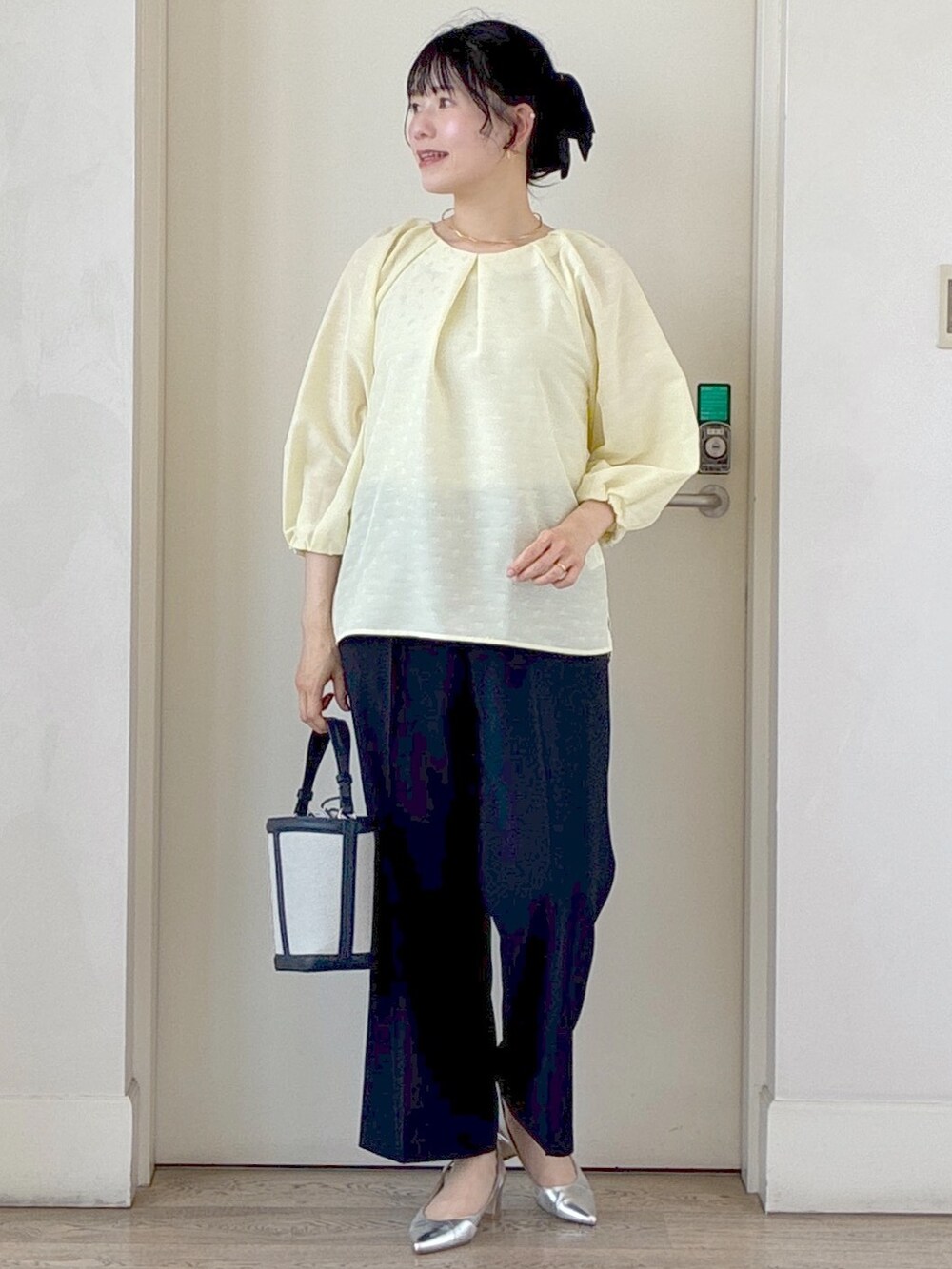 イエロー系のシャツ/ブラウス、ブルー系のその他パンツ、ブルー系のショルダーバッグを着用したレディースの夏コーディネートの8枚目の写真
