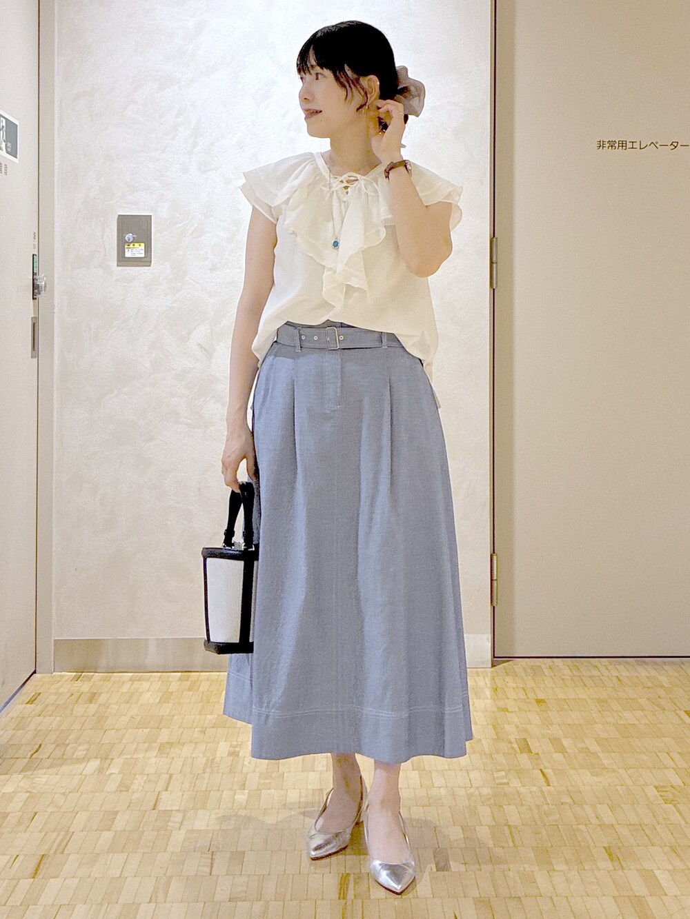 ホワイト系のシャツ/ブラウス、ブルー系のスカート、ホワイト系のカーディガン/ボレロを着用したレディースの夏コーディネートの10枚目の写真