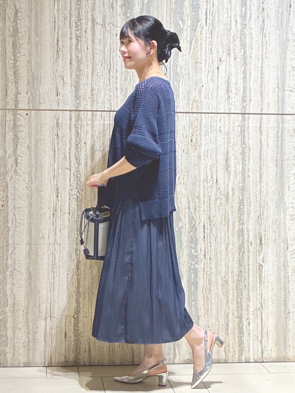 ブルー系のニット/セーター、ベージュ系のタンクトップ、ブルー系のその他パンツを着用したレディースの夏コーディネートの2枚目の写真