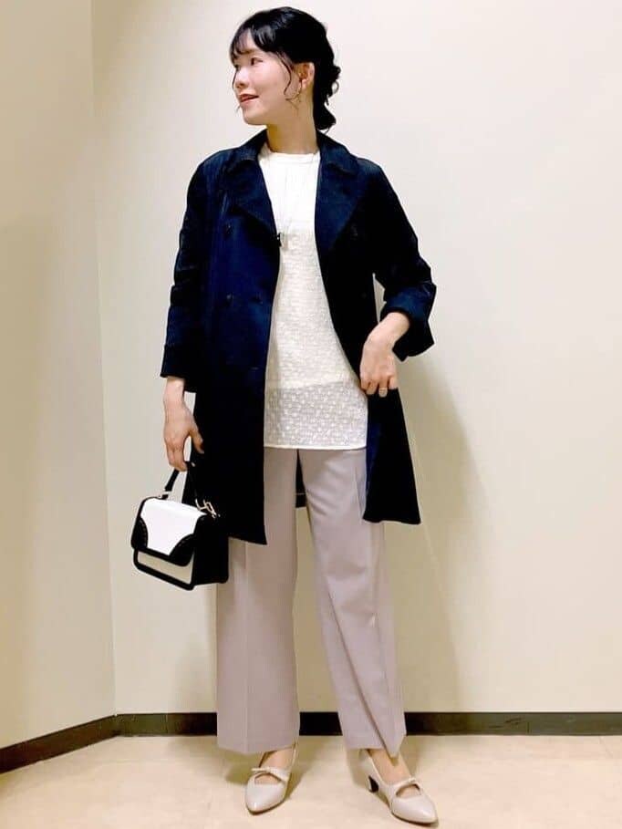ベージュ系のシャツ/ブラウス、ブラウン系のその他パンツ、ブルー系のピーコートを着用したレディースの春コーディネートの10枚目の写真