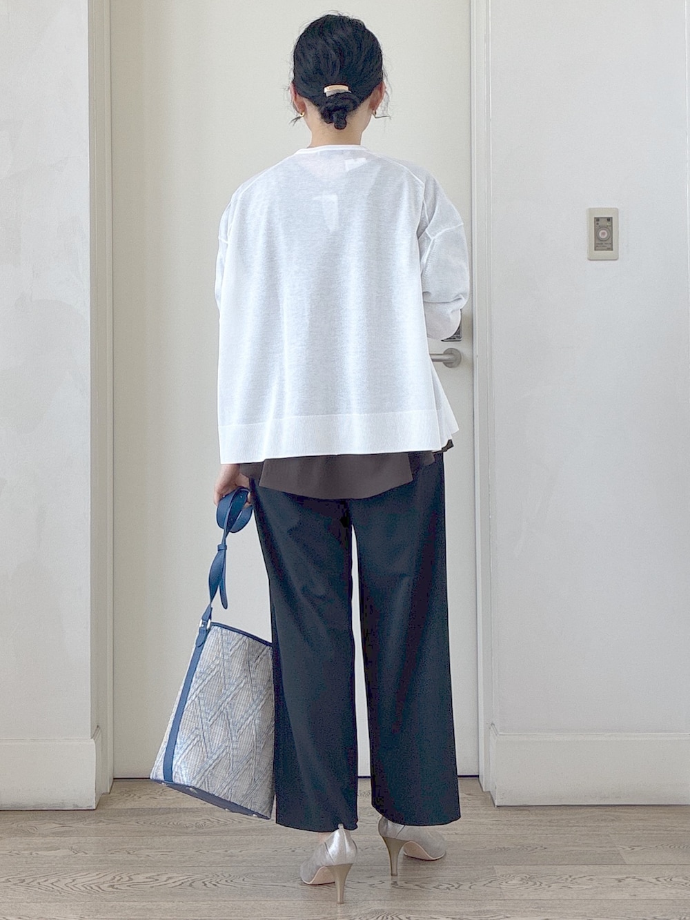ブラック系のその他パンツ、ブルー系のショルダーバッグ、ホワイト系のカーディガン/ボレロを着用したレディースの春コーディネートの3枚目の写真