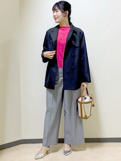 ブラック系のその他パンツ、ブラック系のステンカラーコート、ピンク系のニット/セーターを着用したレディースの冬コーディネートの7枚目の写真