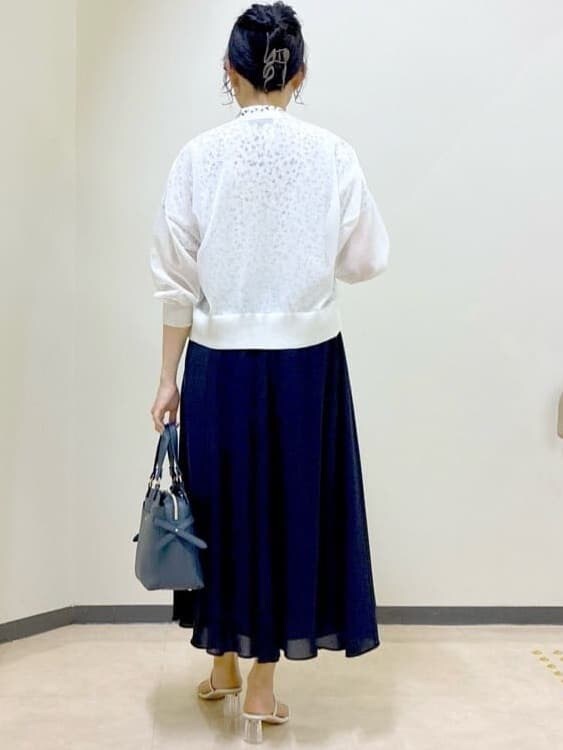 ホワイト系のカーディガン/ボレロ、ホワイト系のシャツ/ブラウス、ブルー系のスカートを着用したレディースの夏コーディネートの3枚目の写真
