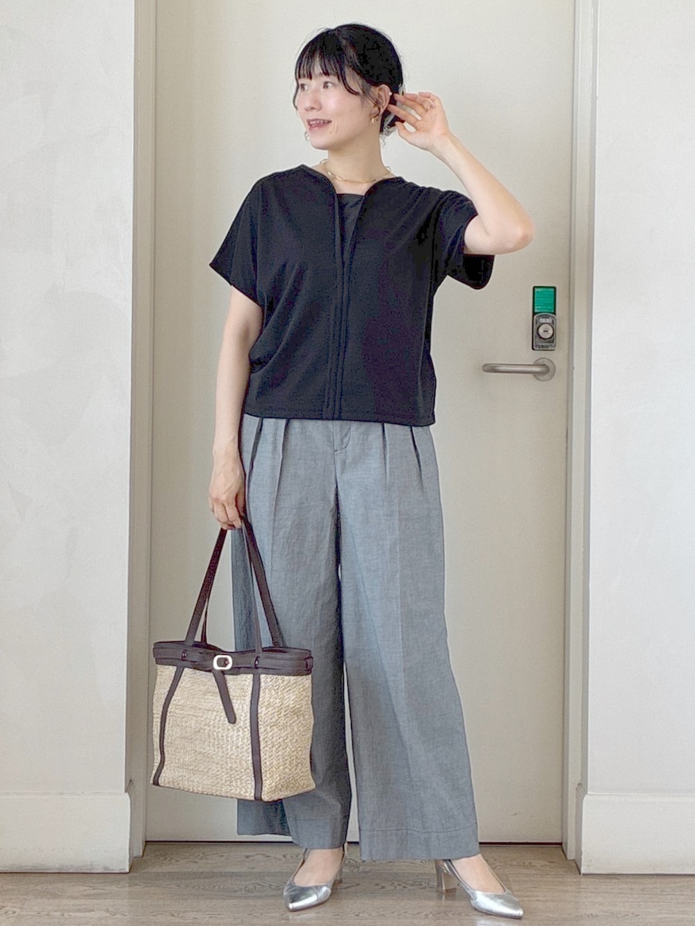 ブラック系のTシャツ/カットソー、ブラック系のその他パンツ、ホワイト系のカーディガン/ボレロを着用したレディースの秋コーディネートの6枚目の写真