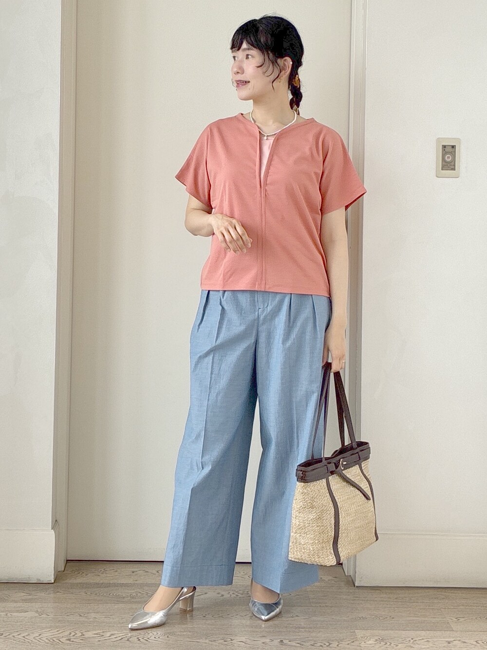 ブルー系のその他パンツ、ピンク系のTシャツ/カットソー、イエロー系のトートバッグを着用したレディースの春コーディネートの9枚目の写真