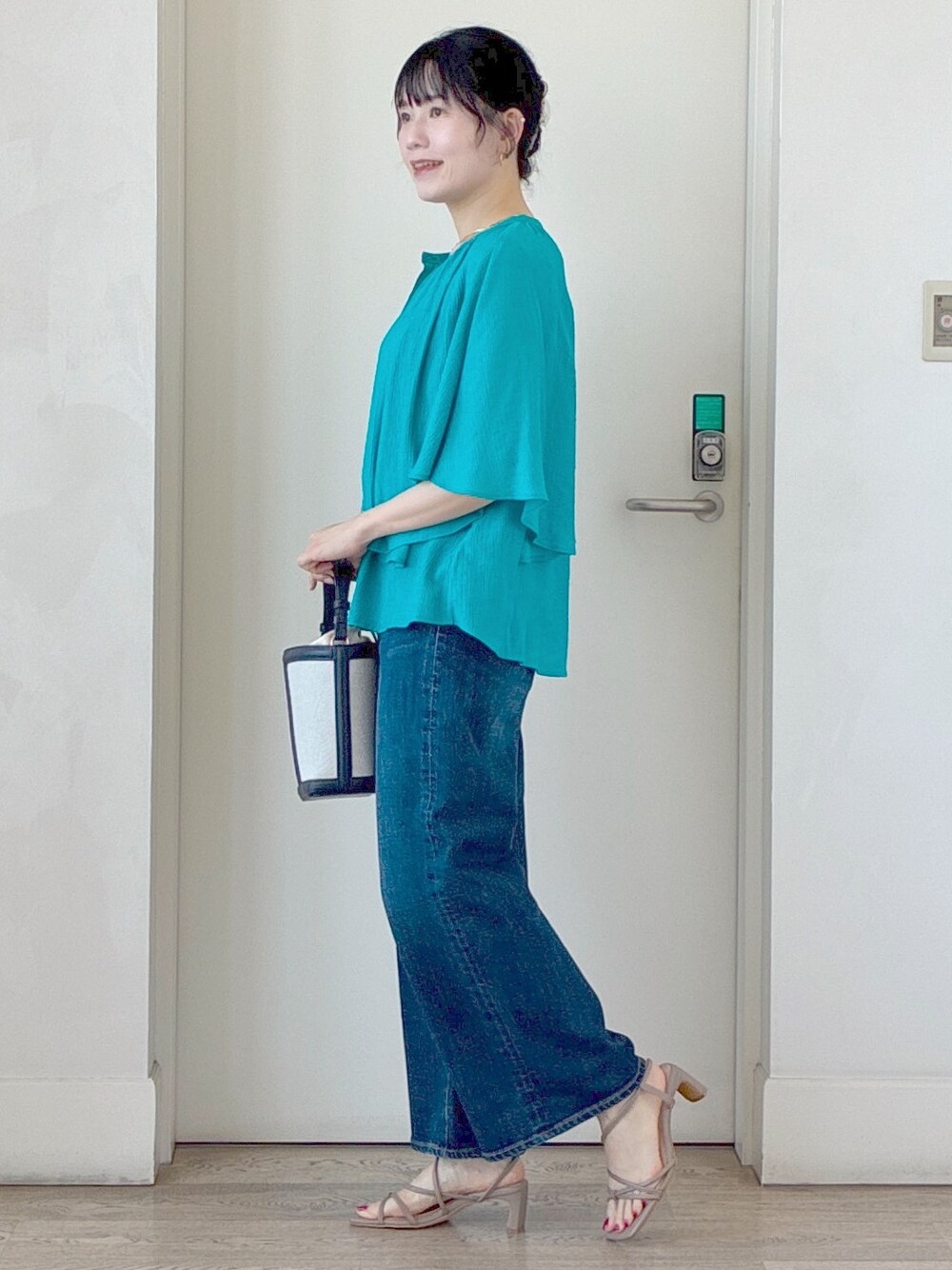 ブルー系のシャツ/ブラウス、ベージュ系のタンクトップ、ブルー系のデニムパンツを着用したレディースの夏コーディネートの2枚目の写真