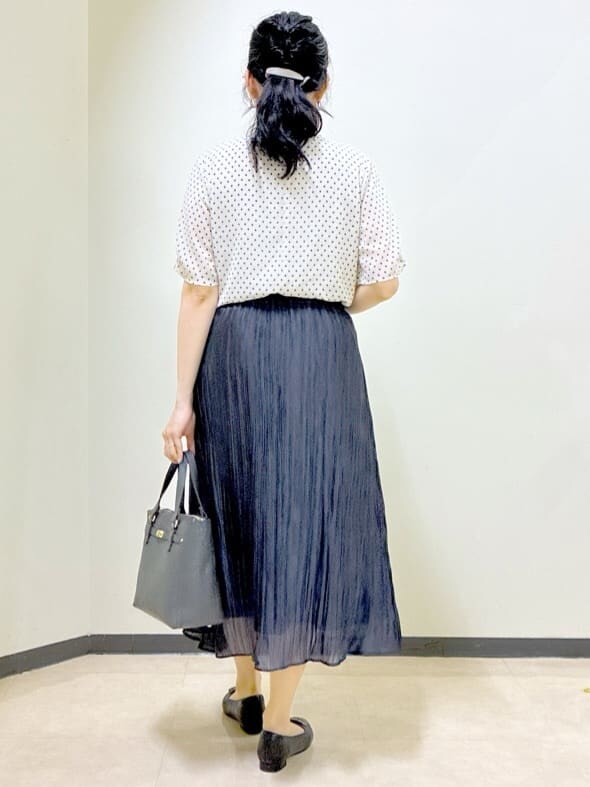 ベージュ系のシャツ/ブラウス、グレー系のカーディガン/ボレロ、ブラック系のスカートを着用したレディースの秋コーディネートの3枚目の写真