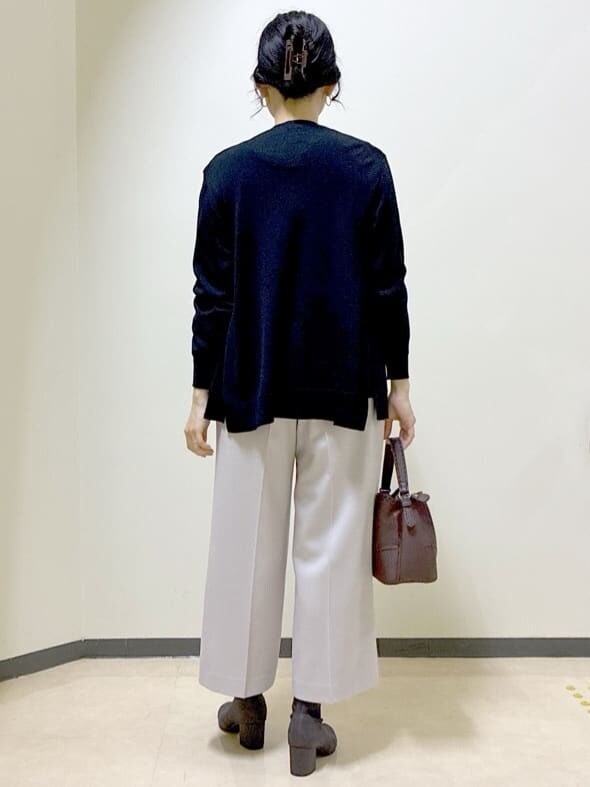 ブラック系のカーディガン/ボレロ、ブラック系のニット/セーター、ベージュ系のその他パンツを着用したレディースの秋コーディネートの3枚目の写真