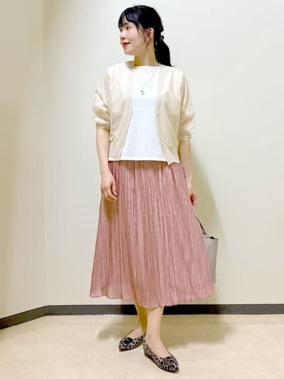 ベージュ系のカーディガン/ボレロ、ホワイト系のTシャツ/カットソー、ピンク系のスカートを着用したレディースの秋コーディネートの8枚目の写真