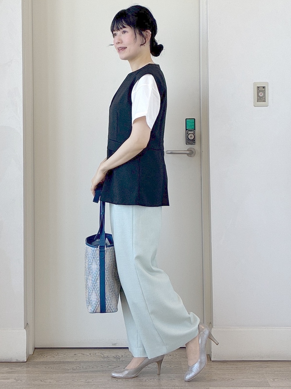 ブラック系のベスト、ホワイト系のTシャツ/カットソー、ホワイト系のタンクトップを着用したレディースの夏コーディネートの2枚目の写真