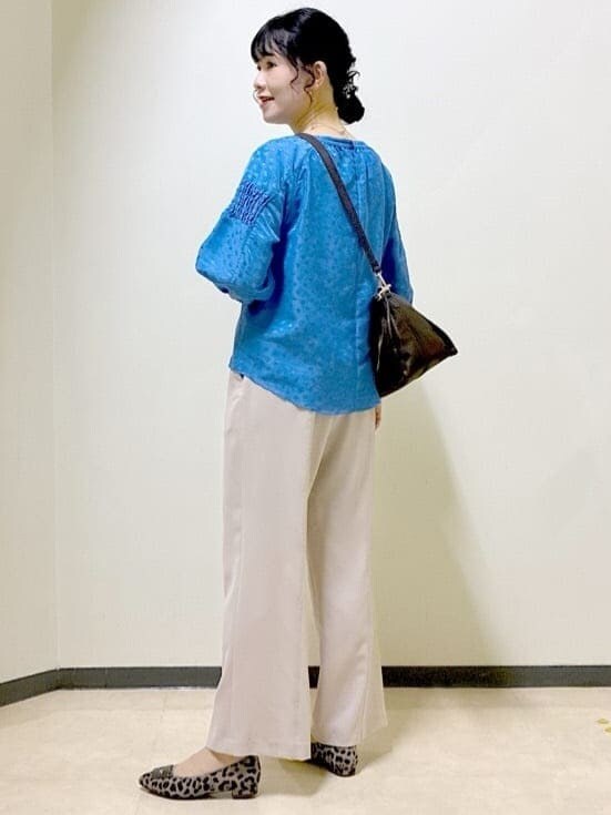 ブラック系のニット/セーター、ベージュ系のその他パンツ、イエロー系のショルダーバッグを着用したレディースの秋コーディネートの10枚目の写真