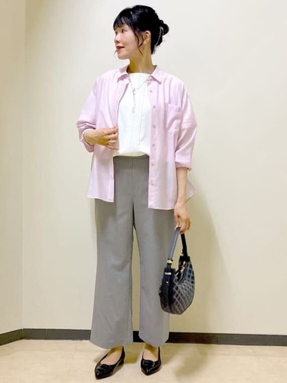ピンク系のシャツ/ブラウス、ホワイト系のTシャツ/カットソー、グレー系のその他パンツを着用したレディースの夏コーディネートの7枚目の写真