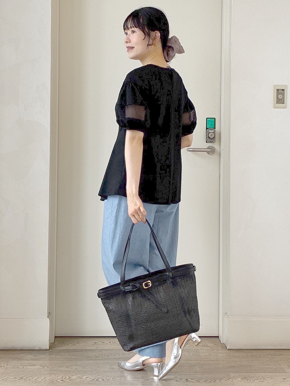 ブラック系のTシャツ/カットソー、ブルー系のその他パンツ、ブラック系のトートバッグを着用したレディースの夏コーディネートの4枚目の写真