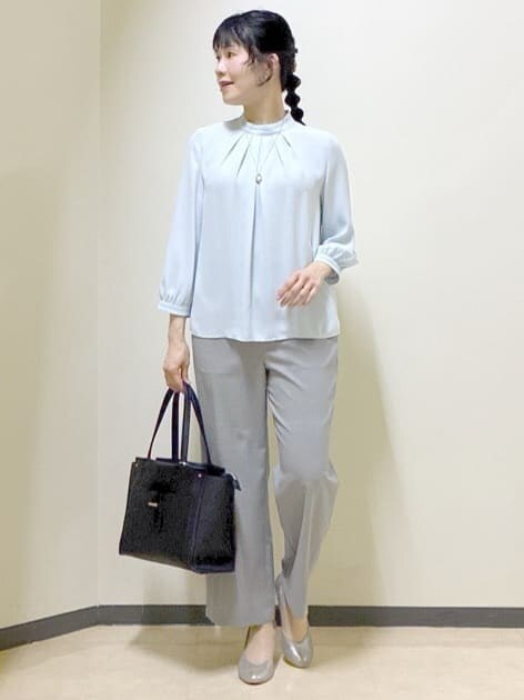 グレー系のその他パンツ、ブルー系のシャツ/ブラウス、ブルー系のテーラードジャケットを着用したレディースの春コーディネートの9枚目の写真
