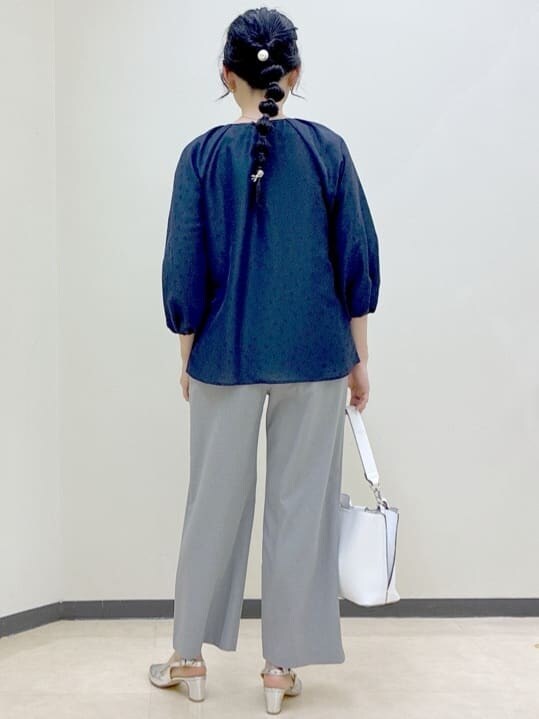 グレー系のその他パンツ、ブルー系のシャツ/ブラウス、ホワイト系のトートバッグを着用したレディースの春コーディネートの3枚目の写真