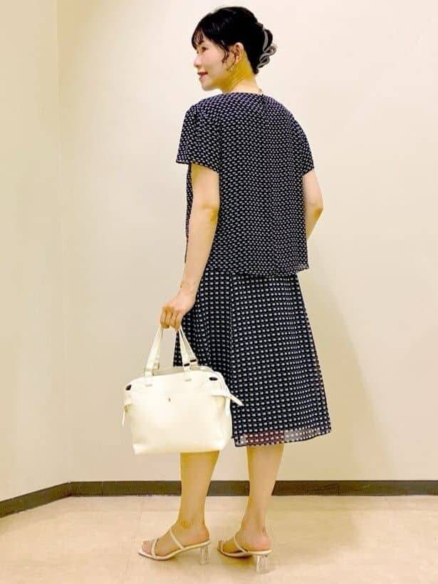 ホワイト系のカーディガン/ボレロ、ブルー系のシャツ/ブラウス、ブルー系のスカートを着用したレディースの夏コーディネートの9枚目の写真
