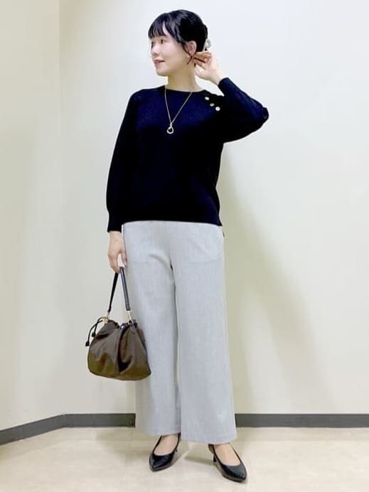 ブラック系のニット/セーター、グレー系のその他パンツ、ブラウン系のカーディガン/ボレロを着用したレディースの冬コーディネートの6枚目の写真