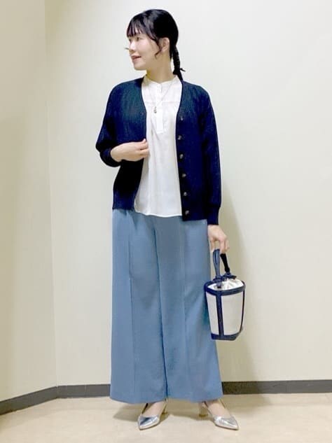 ベージュ系のシャツ/ブラウス、ベージュ系のノーカラージャケット、ブルー系のその他パンツを着用したレディースの春コーディネートの6枚目の写真