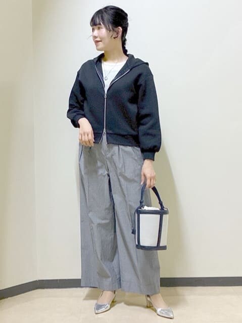 ブラック系のタンクトップ、ホワイト系のTシャツ/カットソー、ブラック系のその他パンツを着用したレディースの冬コーディネートの5枚目の写真