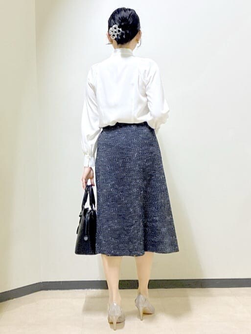 パープル系のTシャツ/カットソー、ホワイト系のシャツ/ブラウス、ブルー系のカーディガン/ボレロを着用したレディースの冬コーディネートの3枚目の写真