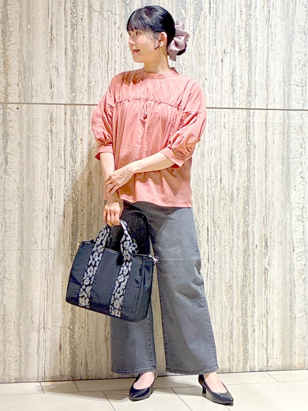 ピンク系のシャツ/ブラウス、ホワイト系のシャツ/ブラウス、ブラック系のデニムパンツを着用したレディースの秋コーディネートの8枚目の写真