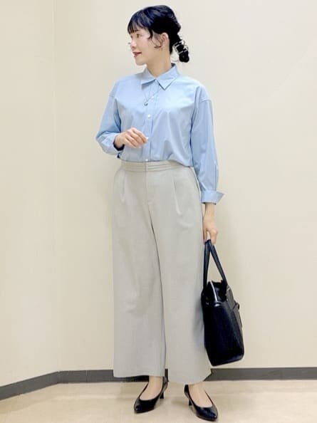 ブルー系のカーディガン/ボレロ、ブルー系のシャツ/ブラウス、グレー系のその他パンツを着用したレディースの春コーディネートの7枚目の写真
