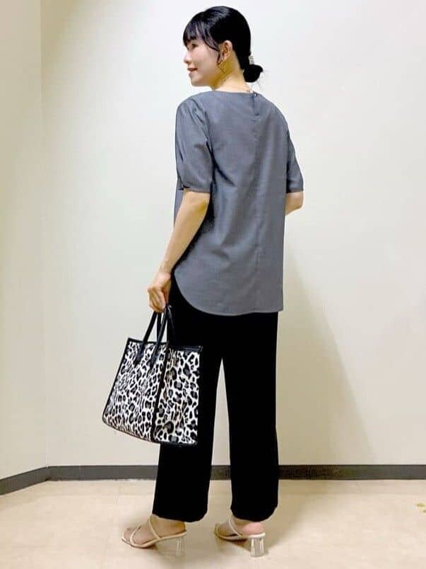 ブルー系のシャツ/ブラウス、パープル系のその他パンツ、ブラック系のその他パンツを着用したレディースの夏コーディネートの10枚目の写真