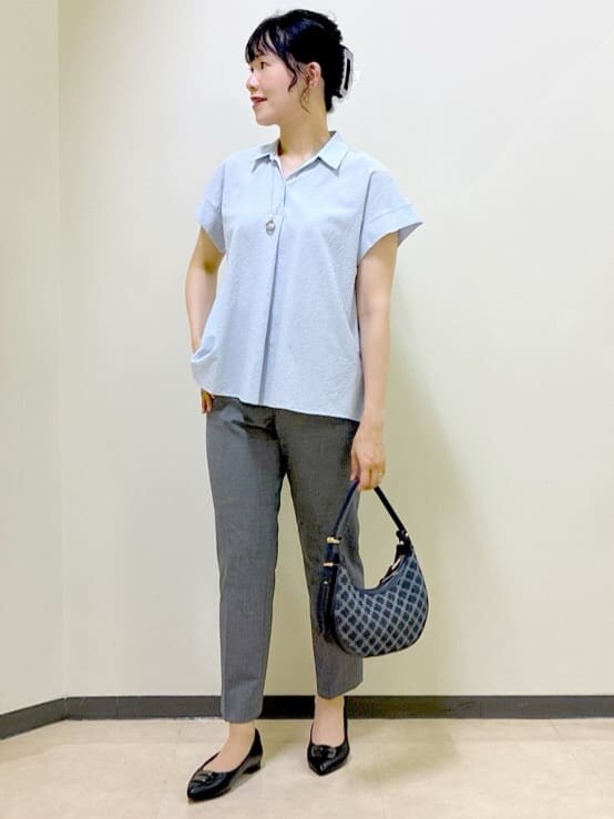パープル系のTシャツ/カットソー、ブラック系のその他パンツ、イエロー系のショルダーバッグを着用したレディースの秋コーディネートの8枚目の写真