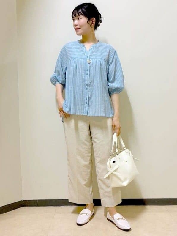ブルー系のシャツ/ブラウス、ベージュ系のその他パンツ、ホワイト系のTシャツ/カットソーを着用したレディースの夏コーディネートの5枚目の写真